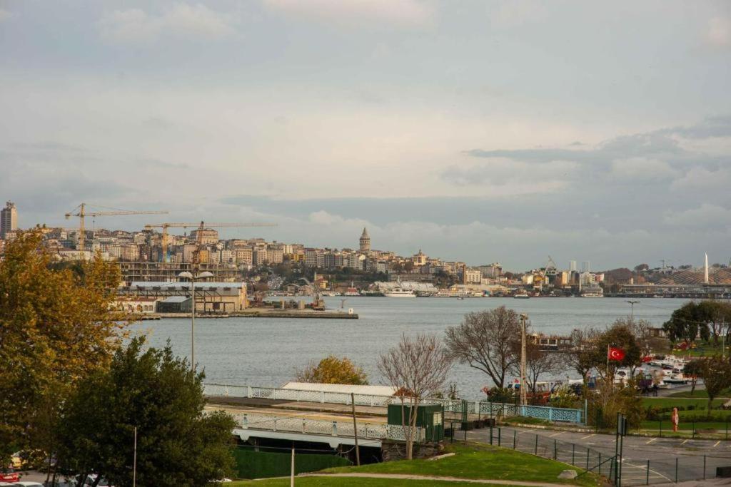 Waterfront By The Tram - Terrace With Dome & Golden Horn View In Fatih *