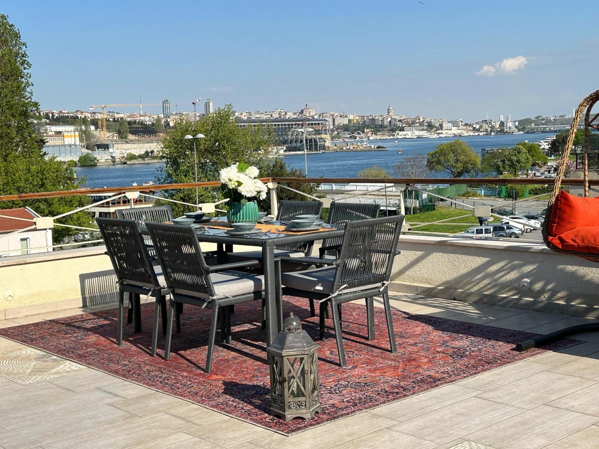 Waterfront By The Tram - Terrace With Dome & Golden Horn View In Fatih Istambul